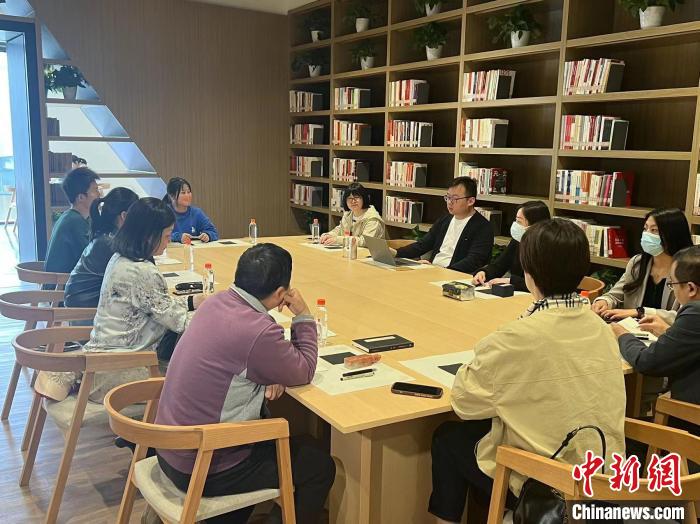 專業(yè)老師進行篆刻教學王題題攝